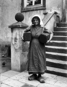 Westfälisches Bauernmädchen mit Pumpernickelbroten um 1919.<br>Foto: LWL-Archiv/Heinrich Genau
