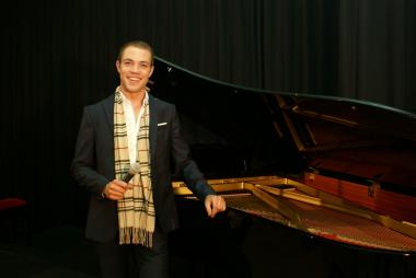 Stefan Paßerschroer singt Sinatra im Textilwerk Bocholt.<br>Foto: LWL/Fernandes