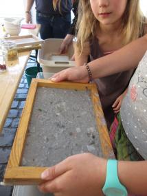 Papier schöpfen auf der Zeche Nachtigall.<br>Foto: LWL/Ehses