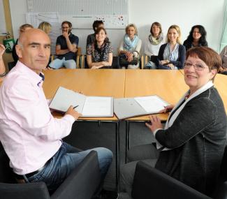 Schuldirektor Matthias Landsberg und Dr. Dagmar Kift vom LWL-Industriemuseum unterzeichneten die Kooperationsvereinbarung.<br>Foto: LWL/Appelhans