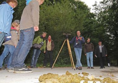 Vogelkundler Dirk Grote bietet eine Führung zum Thema ¿Baumaterial Dung¿ durch das LWL-Freilichtmuseum Detmold an.<br>Foto: LWL/Jähne