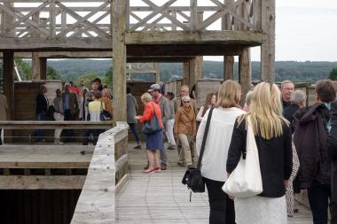 Gut besucht ist der Nachbau der römischen Lagerumwehrung in der Römerbaustelle Aliso. Gelegenheit dazu gibt es insbesondere am eintrittsfreien Sonntag.<br>Foto: LWL/Brentführer