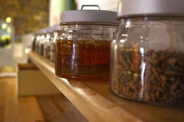 Der Honig steht in der Ausstellungsapotheke schon bereit, um den alten Rezepten und Heilendem aus Honig in einem ganz besonderen Workshop auf den Grund zu gehen.<br>Foto: LWL/N. Marschler
