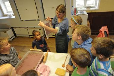 Wie man selbst Papier herstellen kann, das zeigt Ulrike Loth bei einem Mitmachprogramm im LWL-Freilichtmuseum Detmold.<br>Foto: LWL/Klein