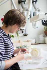 Präparatorin Elena Peter aus dem Präparatorenteam des LWL-Museums hat das Modell eines Glockentieres gebaut.<br>Foto: LWL/Steinweg