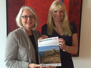 Die Kultur-Dezernentinnen der Landschaftsverbände Rheinland, Milena Karabaic (v.l.) und Rüschoff-Thale  präsentieren die 75. Ausgabe der gemeinsam herausgegebenen Zeitschrift Industriekultur.<br>Foto: LWL