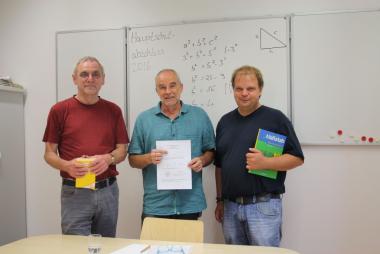 Lehrer Michael Lasthaus freut sich gemeinsam mit seinen Kollegen Hubert Dahlkamp (l.) und Thomas Abel-Wolf (r.) über die guten Ergebnisse des diesjährigen Hauptschulabschlusses in der Wilfried-Rasch-Klinik<br>Foto: LWL/Schulte-Fischedick