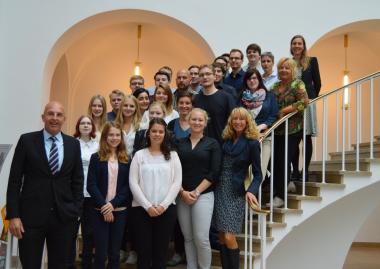 LWL-Erster Landesrat Dr. Georg Lunemann (vorne l.) begrüßte die Azubis. <br>Foto: LWL