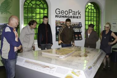 Mehr über die Verbreitung der unterschiedlichen Gesteinsschichten im Ruhrgebiet erfahren Besucher bei der Themenführung im Infozentrum GeoPark.<br>Foto: LWL/Hudemann