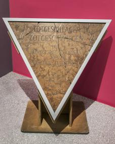 Die Gedenktafel "Rosa Winkel" erinnert an die homosexuellen Opfer des Nationalsozialismus.