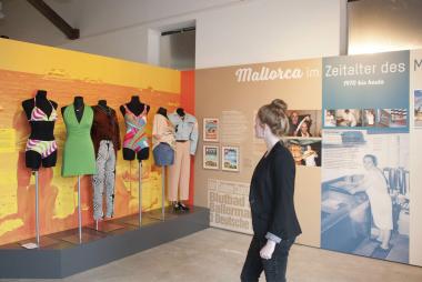 Auch Bademoden aus verschiedenen Jahrzehnten sind in der Ausstellung "Reif für die Insel" zu sehen.<br>Foto: LWL