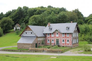 Einblicke in die Aufbauarbeiten am Hof Remberg im Sauerländer Dorf des LWL-Freilichtmuseums Detmold geben die Museumsrestauratoren bei zwei Führungen.<br>Foto: LWL/Schmidt