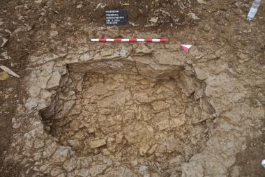 Eine der Gruben, in der vermutlich Vorräte gelagert wurden. <br>Foto: LWL
