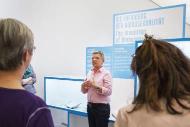 Dr. Birgit Bosold führt durch die Sonderausstellung ¿Homosexualität_en¿. <br>Foto: LWL/ Hanna Neander