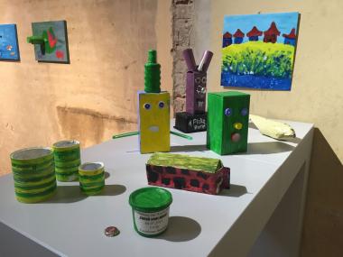 Kunst aus Recyclingmaterial und bunte Gemälde ¿ bereits im letzten Jahr waren die Werke des Kulturrucksacks im Textilwerk zu sehen. <br>Foto: Claudia Borgers
