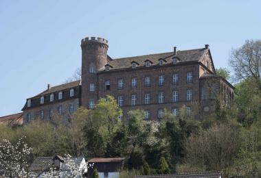 Der LWL hat die Burg Herstelle in Beverungen als Denkmal des Monats ausgezeichnet, links das Amtshaus von 1798, rechts der Bau von Lassaulx. <br>Foto: LWL/Brockmann-Peschel