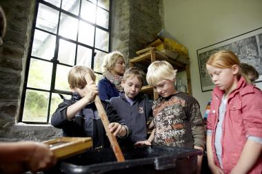 Wenn das flüssige Papier gut verrührt ist, kann das Papierschöpfen beginnen.<br>Foto: LWL