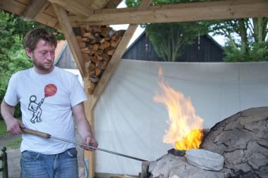 Torsten Rötzsch bei der Arbeit am holzbefeuerten Ofen.<br>Foto: LWL