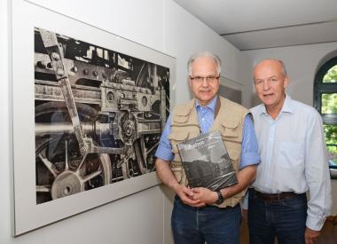 Thomas Pflaum (l.) und Gerd Lübbering präsentieren ihre Fotos aus der "Dampfzeit" im LWL-Industriemuseum Zeche Nachtigall.<br>Foto: LWL / Hudemann