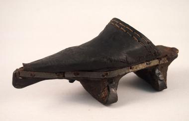 Der mittelalterliche Schuh, die Trippe, schützte feine Seidenschuhe vor dem Morast in den Straßen.<br>Foto: Stadtarchäologie Höxter/Ralf Schlotthauber