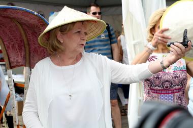 NRW-Ministerpräsidentin Hannelore Kraft mit passendem asiatischen Outfit vor der Vietnam-Rikscha in Selfie-Positur.<br>Foto: LWL