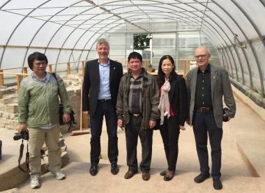 V. l. n. r.: Dr. Nguyen Quoc Binh (wissenschaftlicher Referent des Nationalmuseums in Hanoi), Dr. Josef Mühlenbrock (Museumsleiter), Dr. Nguyen Van Cuong (Direktor des Nationalmuseums Hanoi), Tran Thi Hoa Binh (Goethe-Institut Hanoi) und Dr. Andreas Reinecke (Kurator der Sonderausstellung Vietnam).