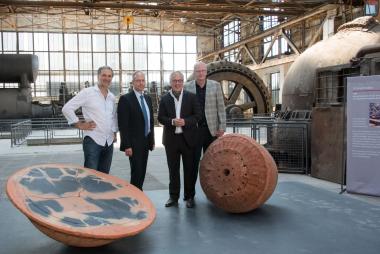 Künstler Gerhard Hahn, LWL-Direktor Matthias Löb, Dirk Zache, Direktor des LWL-Industriemuseums, und Museumsleiter Robert Laube (v.l.) im historischen Gebläsehaus der Henrichshütte Hattingen.<br>Foto: LWL/Hudemann
