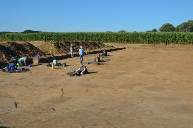 Im Rahmen einer Führung präsentieren die LWL-Archäologen die ersten Ergebnisse der Ausgrabung in Warburg-Hohenwepel. <br>Foto: LWL/Hahne