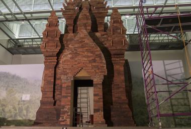 8 Meter hoch und 5 Meter breit ist Tempelnachbau, der im Maßstab 1:1 in der Ausstellungshalle für die Sonderausstellung "Schätze der Archäologie Vietnams entsteht".<br>Foto: LWL/Burgemeister 