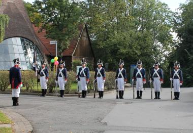Die traditionelle Eröffnung des Fests mit Salutschüssen der Ovenstädter.<br>Foto: LWL