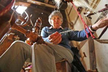 Die einzelnen Arbeitsschritte von der Flachspflanze bis zum Leinen stehen im Mittelpunkt beim Flachswochenende im LWL-Freilichtmuseum Detmold.<br>Foto: LWL/Jähne