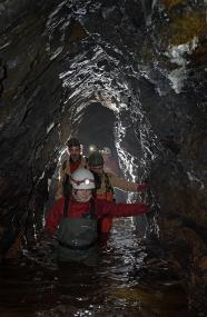 Der hohe Wasserstand und der morastige Untergrund des Tiefen Grundstollen Landeskrone machen den Weg zum Untersuchungsgebiet zur Herausforderung.<br>Foto: Deutsches Bergbau-Museum Bochum/Peter Thomas