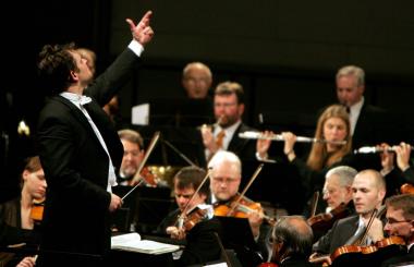 Thomas Schlerka und die Rhein-Ruhr Philharmonie.<br>Foto: Volksbank/Fischer