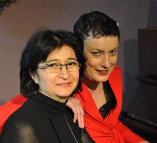 Tirzah Haase und Armine Ghuloyan spielen im Schiffshebewerk Henrichenburg UFA-Hits.<br>Foto: Melange e.V.