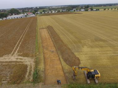 Werl. Ein Luftbild zeigt die neue linienbandkeramische Fundstelle im Vorder- und die ¿alten¿ Flächen im Hintergrund (Autohausgebäude links und Abraumhalden der letzten Untersuchung rechts).<br>Foto: Dr. Georg Eggenstein/EggensteinExca
