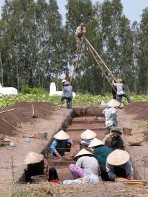 Dr. Andreas Reinecke bei einer Ausgrabung in Vietnam 2005.<br>Foto: Reinecke