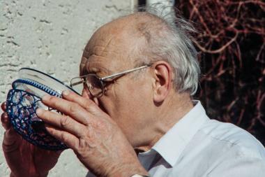 Josef Welzel trinkt aus einer seiner Repliken eines Diatretglases.<br>Foto: Stefan Effner