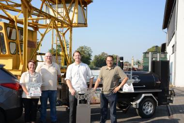 Stellten das Programm für das "Ruhrpott BBQ" vor: (v.l.) Natascha und Tom Hermann von der der "Palm BBQ Corp" in Haltern sowie Mathias Wagener und Dr. Arnulf Siebeneicker vom LWL-Industriemuseum Schiffshebewerk Henrichenburg.<br<Foto: LWL/Hudemann