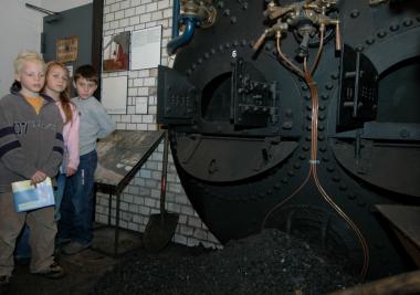 Besucher der Familienführung im LWL-Textilwerk Bocholt lernen auch die Arbeit des Heizers kennen.<br>Foto: LWL 
