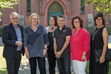 Das Kooperations-Team: Dirk Zache, Direktor des LWL-Industriemuseums (v.l.), Schulleiterin Heike Fortmann-Petersen, Museumsleiterin Dr. Anne Kugler-Mühlhofer, Wolfram Hubert, Kulturbeauftragter der Droste-Hülshoff-Realschule, Anja Hoffmann, Referentin für Bildung und Vermittlung am LWL-Industriemuseum sowie Anette Plümpe, Schulkoordinatorin beim LWL-Industriemuseum.<br>Foto: LWL/Harms