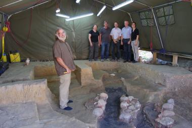 Grabungsleiter Dr. Gerard Jentgens mit Direktor Prof. Dr. Michael Rind und Mitarbeitern der LWL-Archäologie für Westfalen an der Fundstelle.<br>Foto: LWL