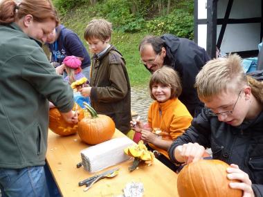 Kinder beim Kürbisschnitzen im LWL-Freilichtmuseum.<br>Foto: LWL