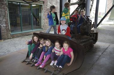 Beim Kinderferienprogramm auf der Zeche Zollern wird die Welt der Bergleute entdeckt.<br>Foto: LWL