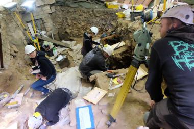 Das Grabungsteam bei den letzten Arbeiten auf dem Höhlenvorplatz.<br>Foto: LWL/K. Burgemeister