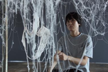 Künstlerin Kaoru Hirano aus Japan richtet eine Installation aus einem zu Fäden aufgelösten Kleid ein.<br>Foto: LWL/Holtappels