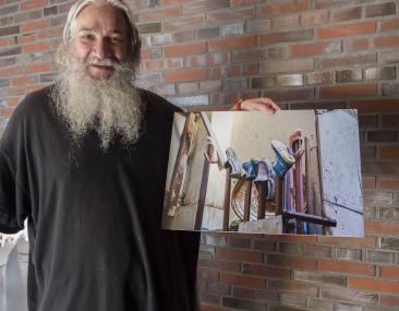 Thomas Kalak mit einem seiner Foto-Fundstücke aus Hanoi.<br>Foto: LWL/K.Burgemeister