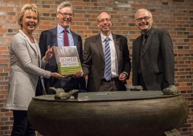 Dr. Annette Nünnerich-Asmus vom Nünnerich-Asmus Verlag, Museumsleiter Dr. Josef Mühlenbrock, LWL-Direktor Matthias Löb, Chefkurator Dr. Andreas Reinecke.<br>Foto: LWL/K. Burgemeister