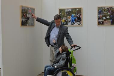 Schulleiter Helmut Hamsen zeigt einem Schüler die Fotografien des Projekts. <br>Foto: LWL