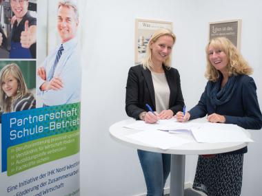 Neue Kooperationspartner: Schulleiterin Kathi von Hagen (l.) und LWL-Ausbildungsleiterin Gisela Stockamp. <br>Foto: Grundmann/IHK