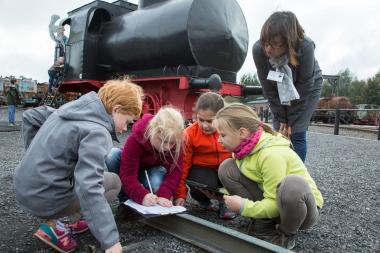  Beim Zechenklänge-Rundgang lernen die Kinder auch das Museumsgelände kennen.<br>Foto: LWL/Harms